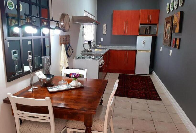 סוויטת 2 חדרי שינה, At 98 On Lynburn Guest House