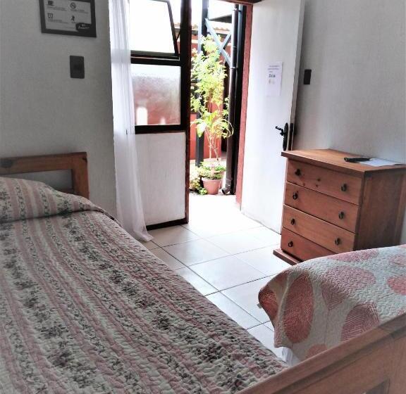 Pokój Standard Trzyosobowy, Hostal Avenue
