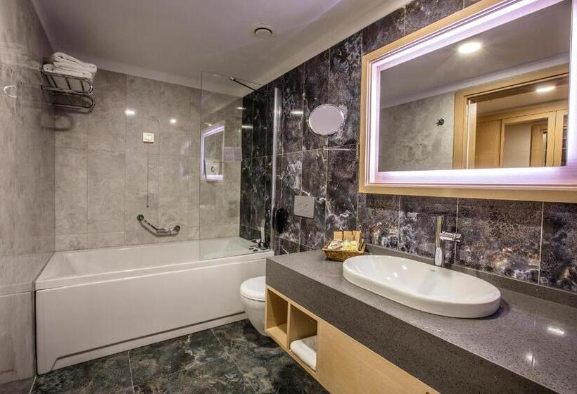 سوییت با چشم‌انداز باغ, Korumar Ephesus Beach & Spa Resort Ultra All Inclusive