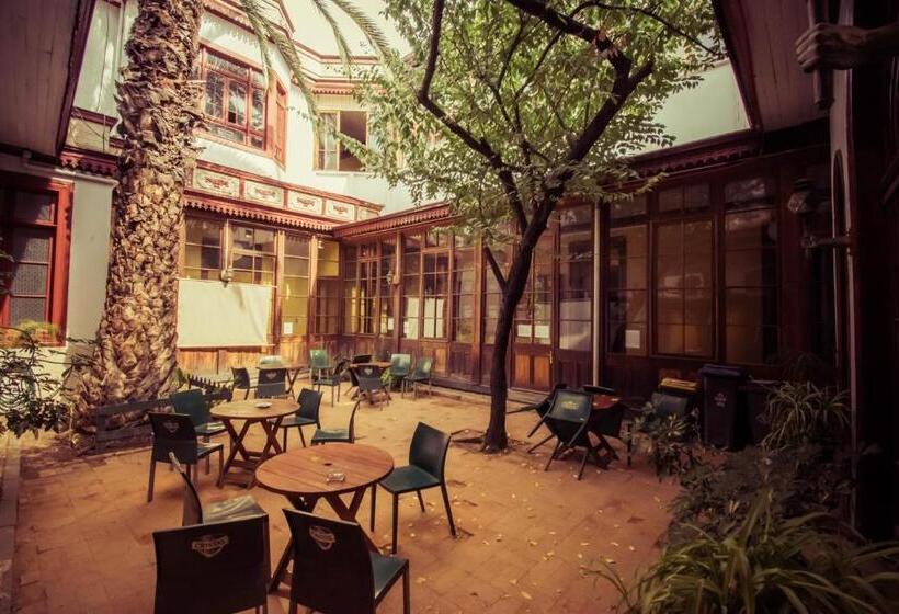 تختخواب در اتاق مشترک, La Casa Roja Hostel