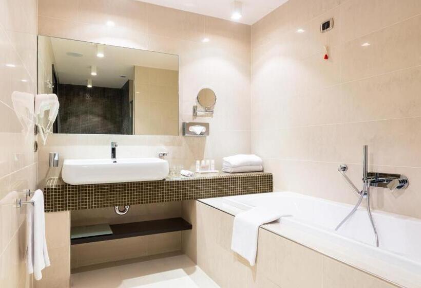 带露台的高档房间, Radisson Blu Hotel N Djamena