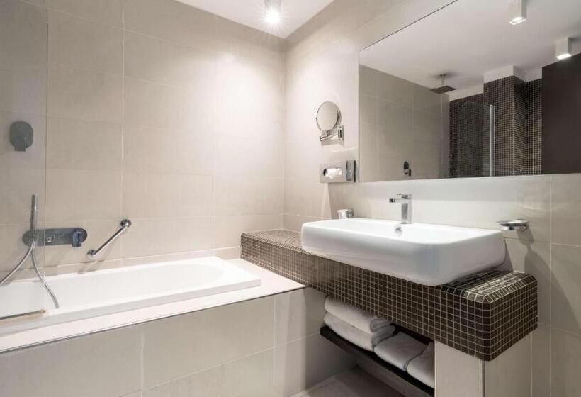 带露台的高档房间, Radisson Blu Hotel N Djamena