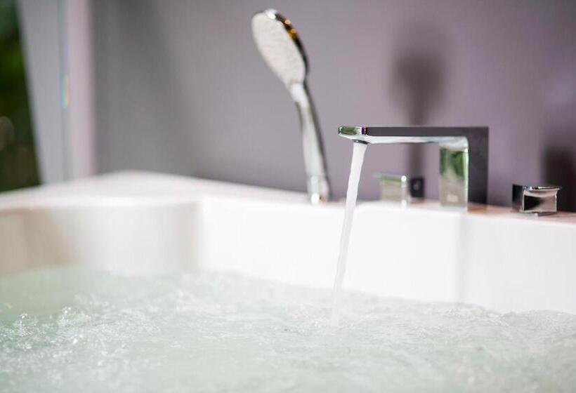 اتاق استاندارد با وان آب گرم, The Sis Kata Resort   Adult Only