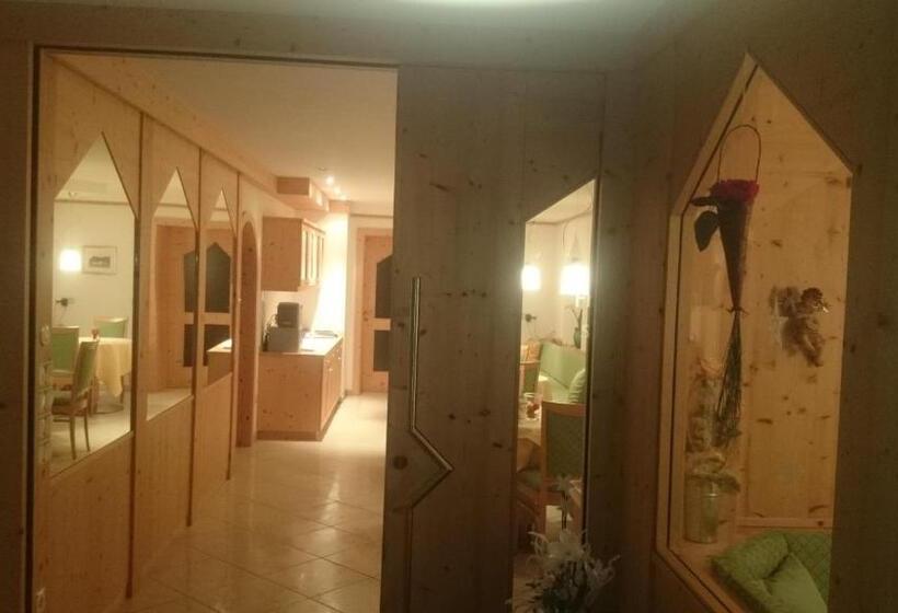 Номер Стандарт Вид на Горы, Garni Angerer