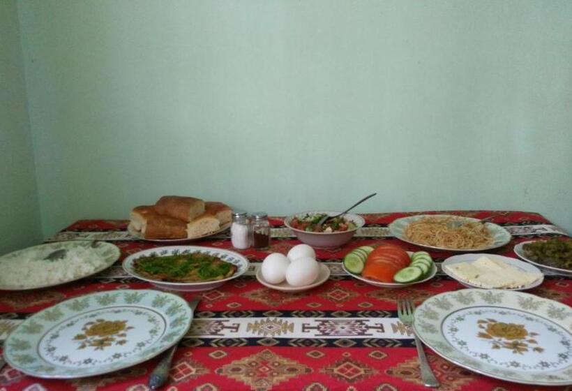 اتاق اکونومی, Room In The Centre
