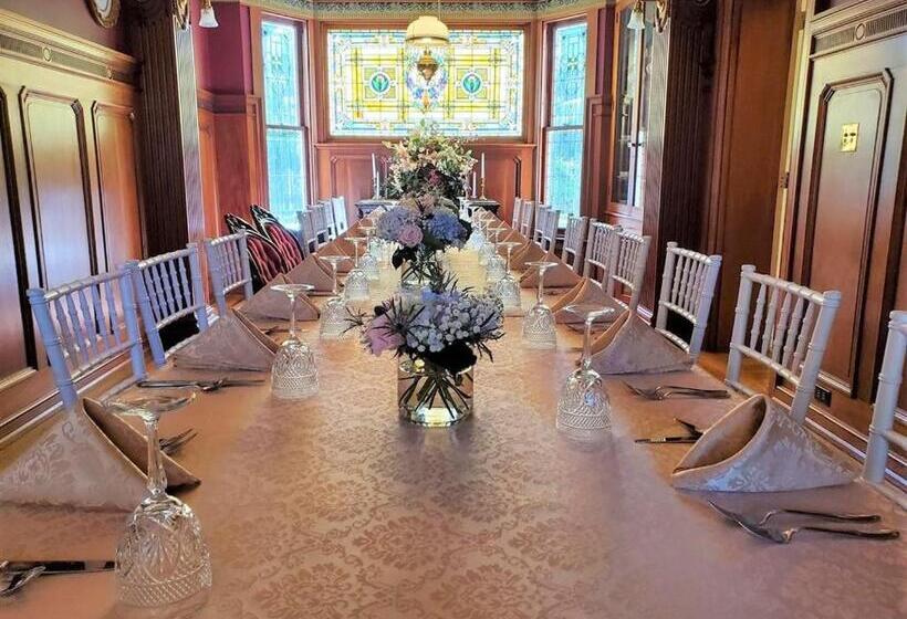 חדר סטנדרט, Emig Mansion