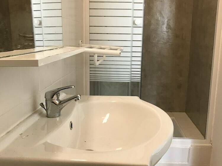 Номер Стандарт Трехместный, The Originals Boutique, Hôtel Victoria, Châtelaillon Plage
