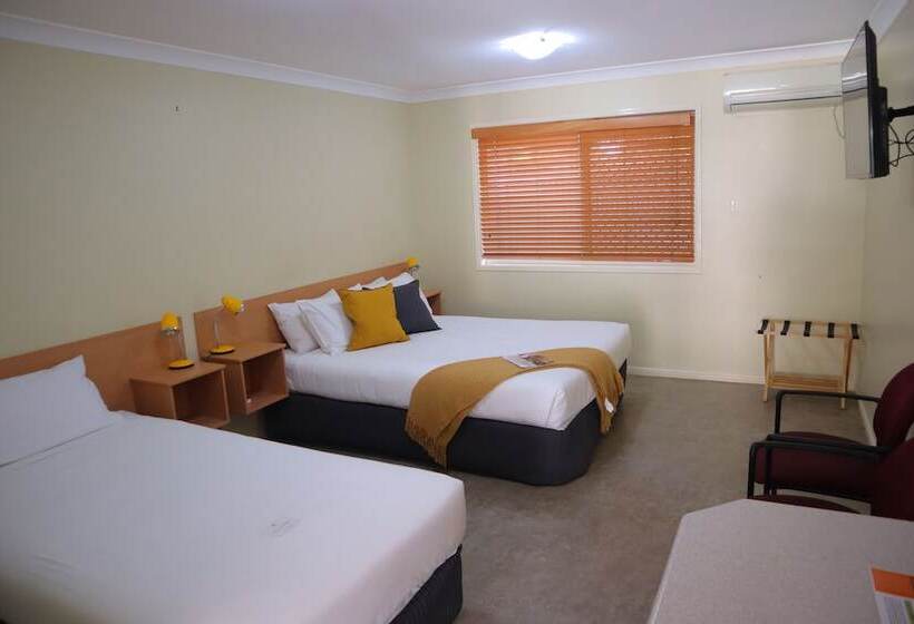 Семейный Номер, Country Roads Motor Inn Gayndah