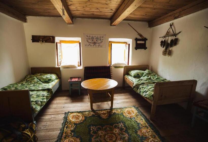 اتاق استاندارد سه نفره, Household šain