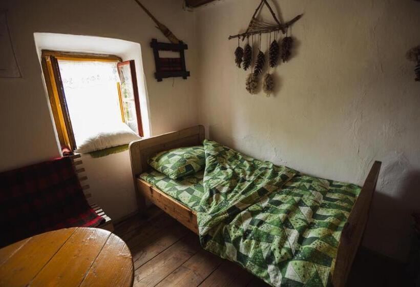 اتاق استاندارد سه نفره, Household šain