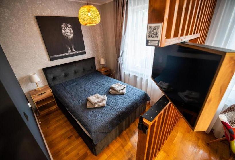 家庭间, Roni House