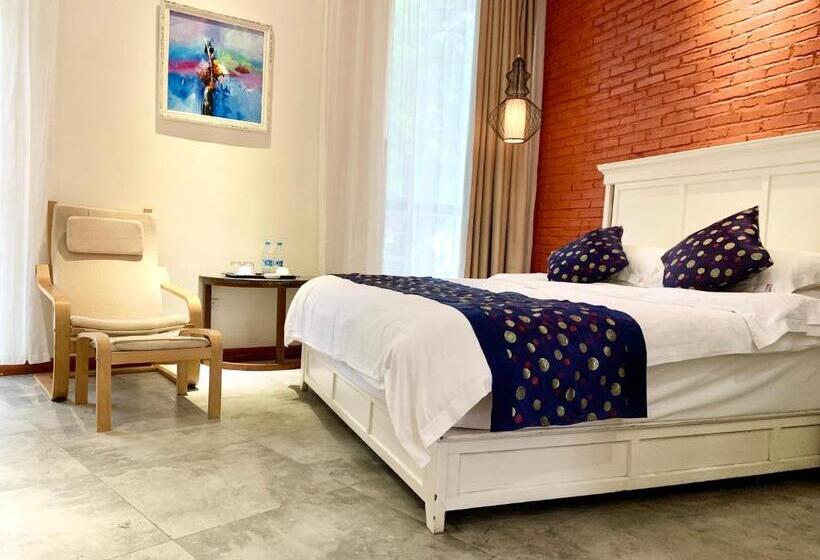 Номер Стандарт Вид на Горы, Guilin Crystal Crescent Moon