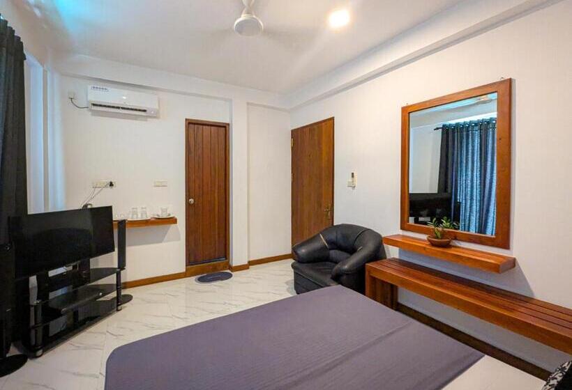 Номер Deluxe с Балконом, Airpot Hotel By Cmb Apartments