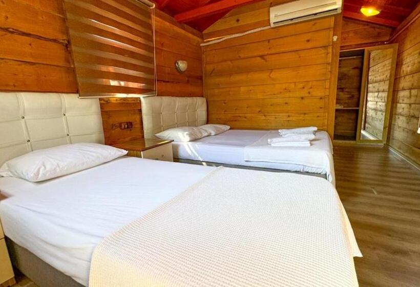 Трехместный Номер Стандарт с Балконом, Gaia Bungalow