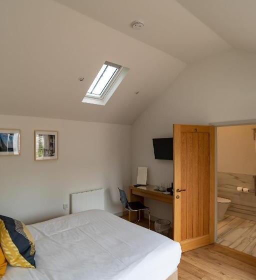 Дом 1 Спальня, Twin Deluxe Disabled Access And Wet Room With Courtyard View   Newton