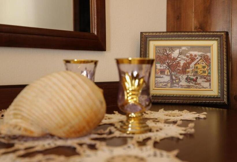 带山景的复式房间, The House Of Dollma , Inside Kruja Castle