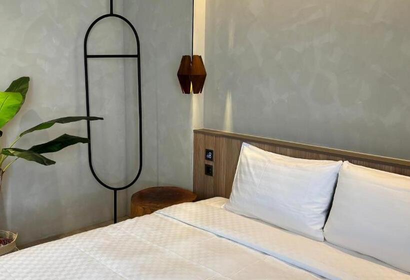 اتاق سوپریور, Initial Tainan