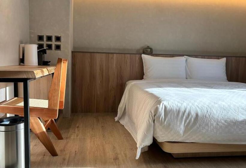 اتاق لوکس, Initial Tainan