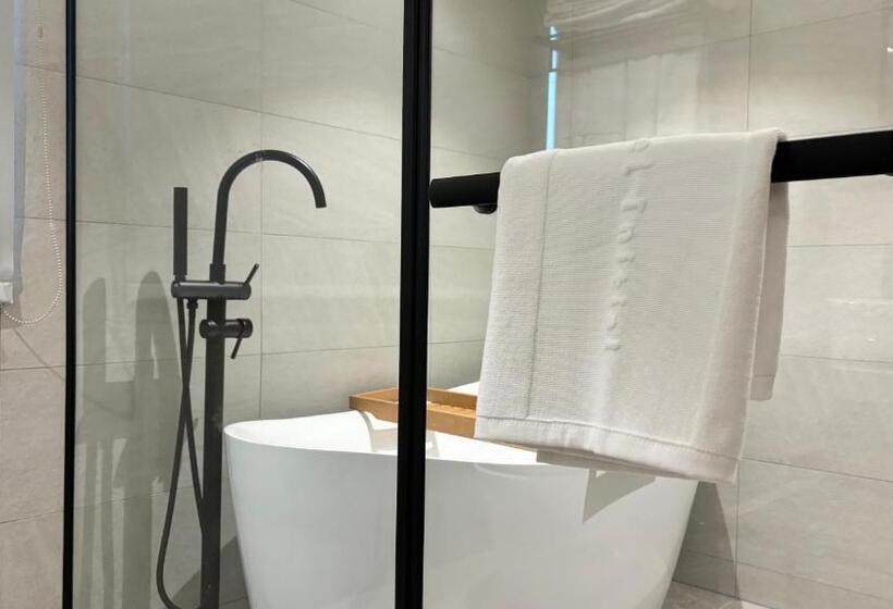 اتاق سوپریور چهار تخته, Initial Tainan