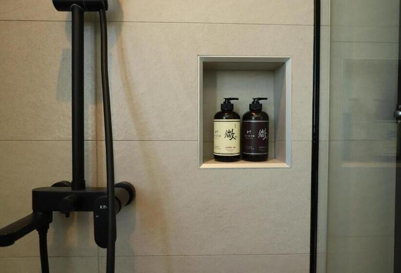 اتاق لوکس چهار تخته, Initial Tainan