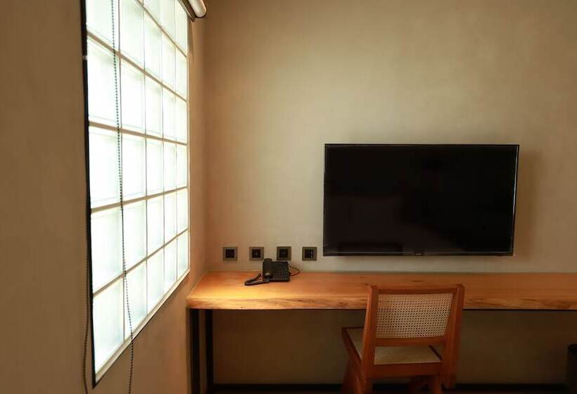 اتاق سوپریور, Initial Tainan