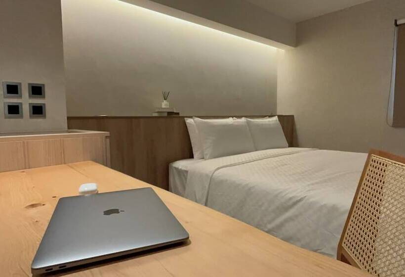 اتاق لوکس, Initial Tainan