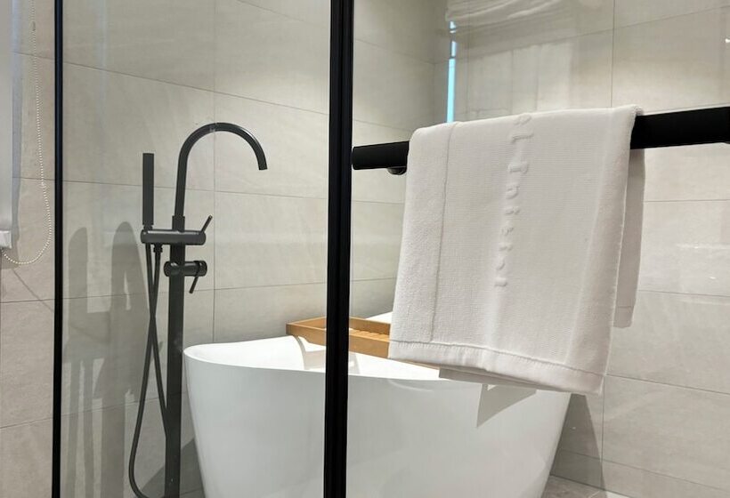 اتاق لوکس چهار تخته, Initial Tainan