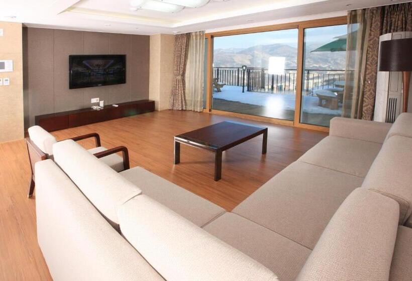 סוויטה עם טרסה, High1 Condominium