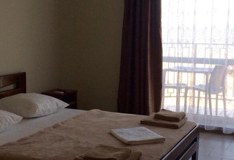 اتاق لوکس با بالکن و چشم‌انداز دریا, Golden Beach