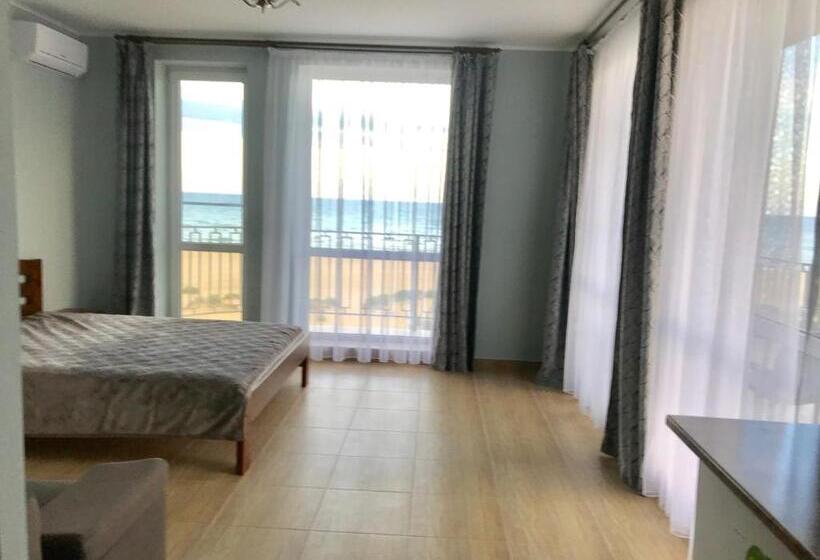 اتاق سه نفره سوپریور با چشم‌انداز دریا, Golden Beach
