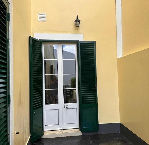 اتاق استاندارد با چشم‌انداز باغ, Azor International Hostel