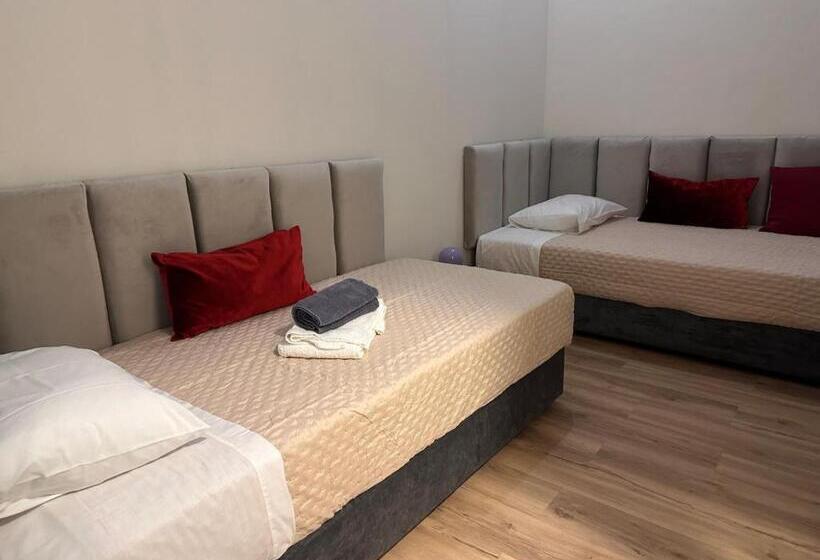 اتاق استاندارد با چشم‌انداز باغ, Azor International Hostel