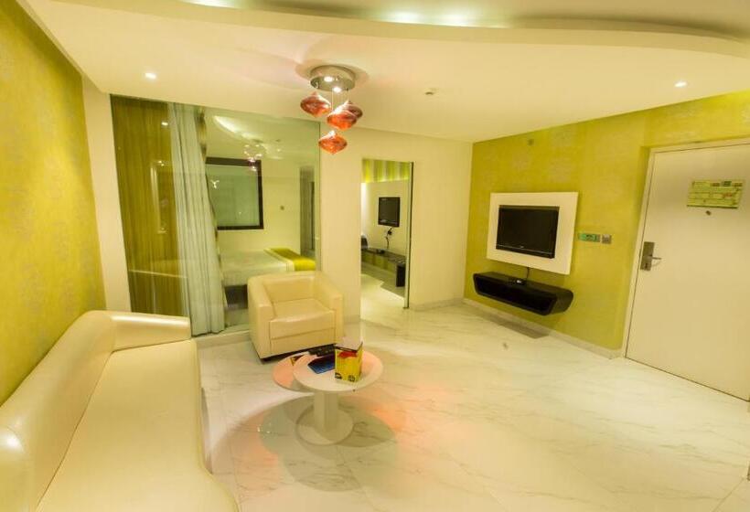 سوییت جونیور, Hash Six Hotels