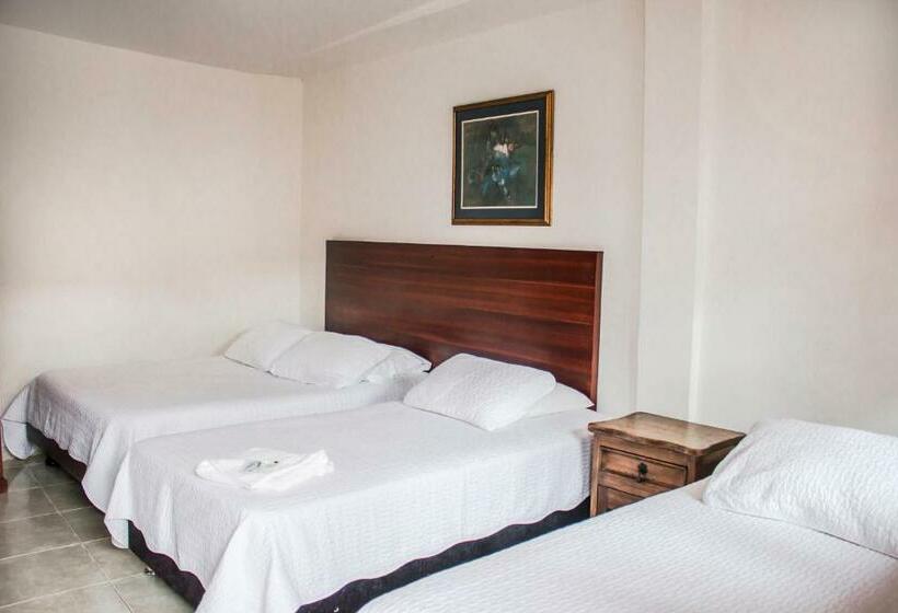 غرفة كومفورت ثلاثية, Los Portales Inn