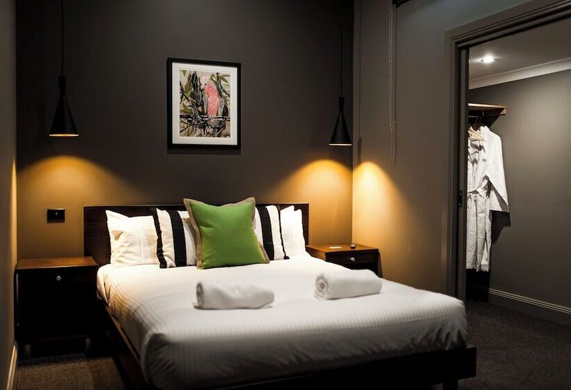 스탠다드 스튜디오, Criterion Hotel Sale