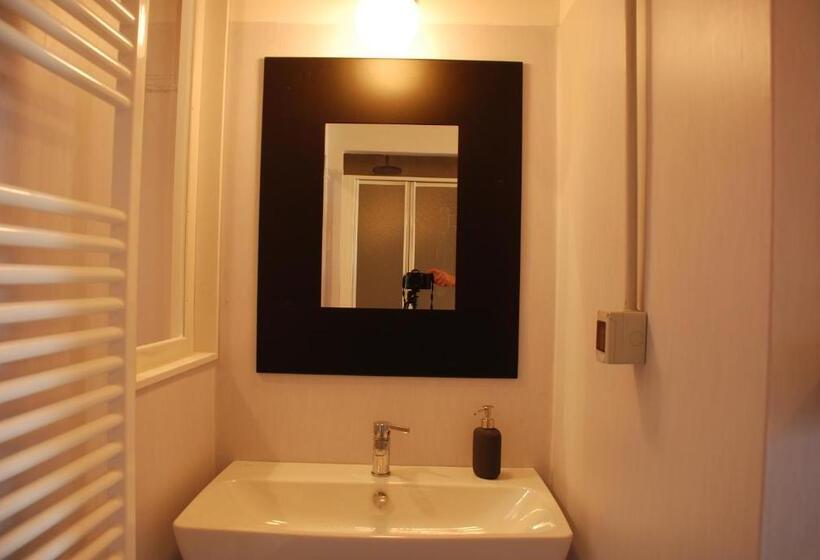 اتاق استاندارد با سرویس بهداشتی مشترک, Attic Hostel Torino
