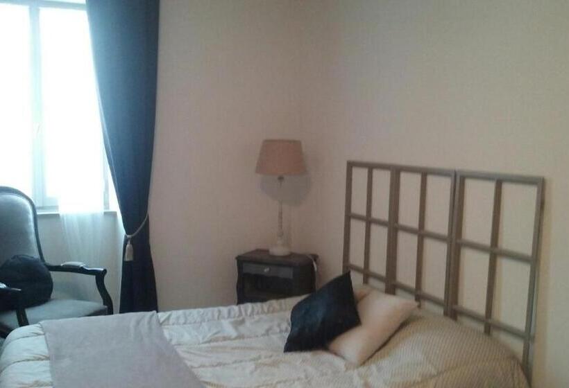 اتاق استاندارد چهار تخته, Hôtel Le Saint Yves