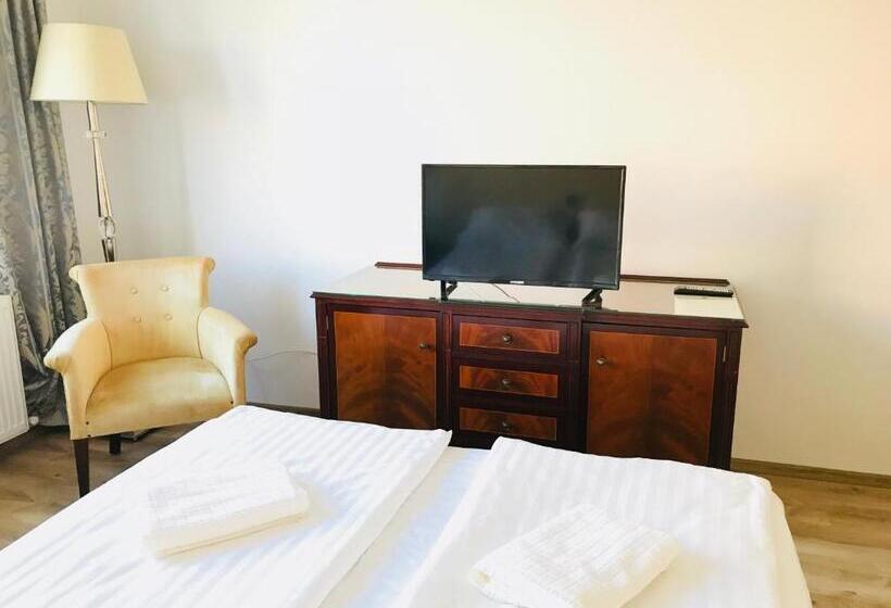 חדר קומפורט לשלושה, Eka