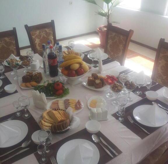 اتاق راحتی سه تخته, Shokhjakhon
