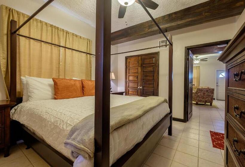سوئیت با تخت بزرگ, The Palapa House