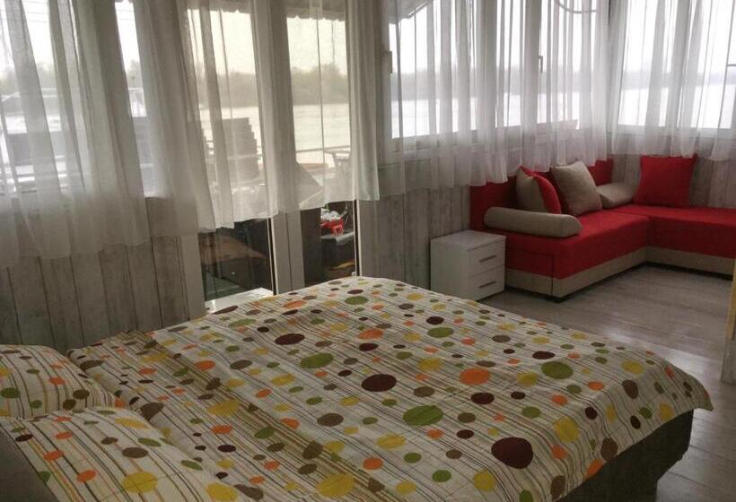 اتاق استاندارد با چشم‌انداز دریاچه, Splav Guest Hause Gusar