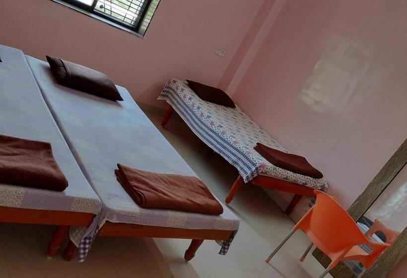 غرفة عائلية مطلّة علي الجبل, Shivam Residency