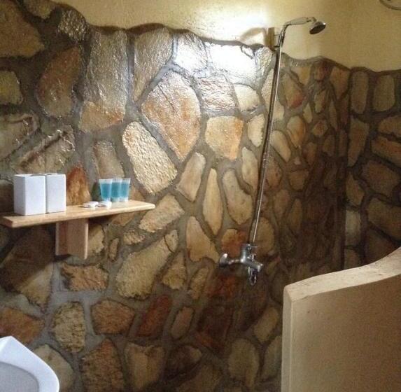 اتاق لوکس با تخت بزرگ, Nyore Hillside Retreat