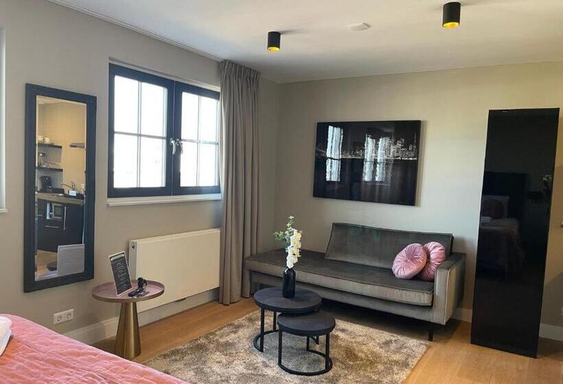 标准工作室, Najade Resort