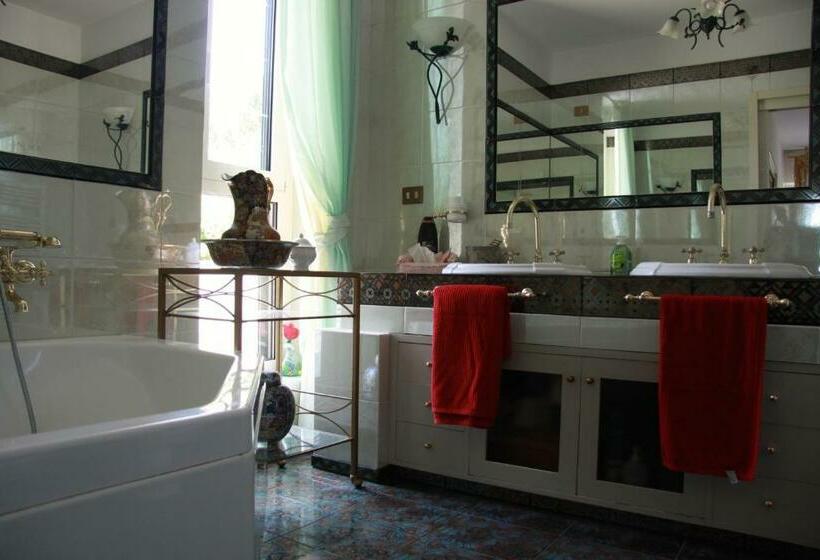 اتاق لوکس, The Incantation Guest House