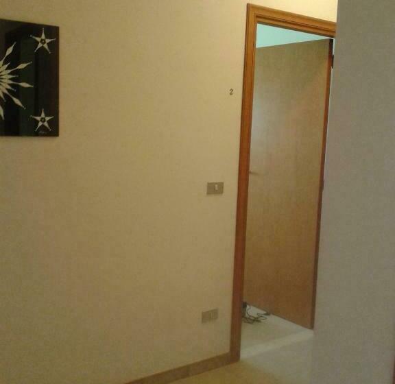 اتاق ساده سه‌ نفره, Joanne B&b