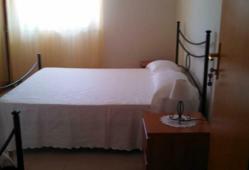 اتاق ساده سه‌ نفره, Joanne B&b