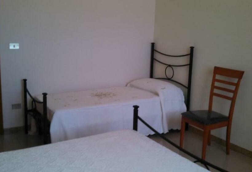 اتاق ساده سه‌ نفره, Joanne B&b