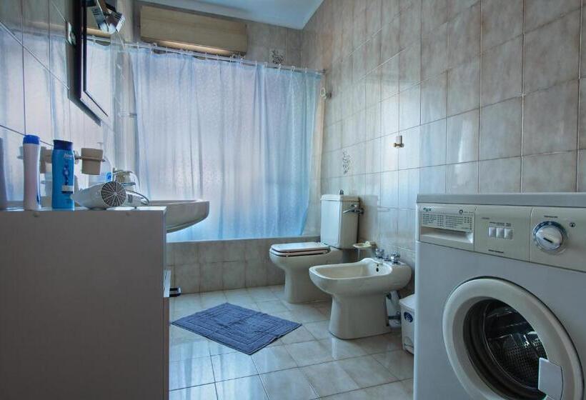 اتاق ساده سه‌ نفره, Joanne B&b