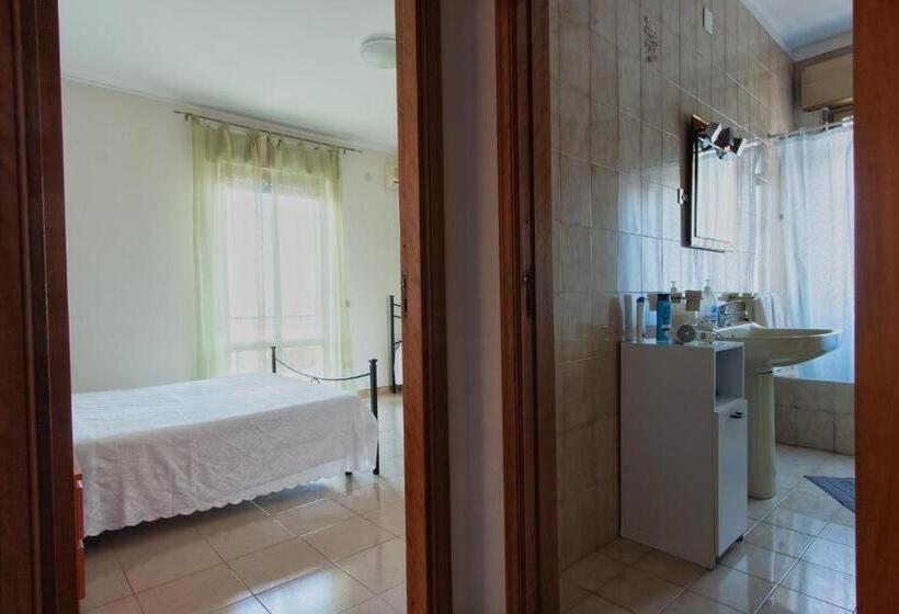 اتاق ساده سه‌ نفره, Joanne B&b